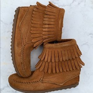 Minnetonka kids 8 used double fringe zip boots